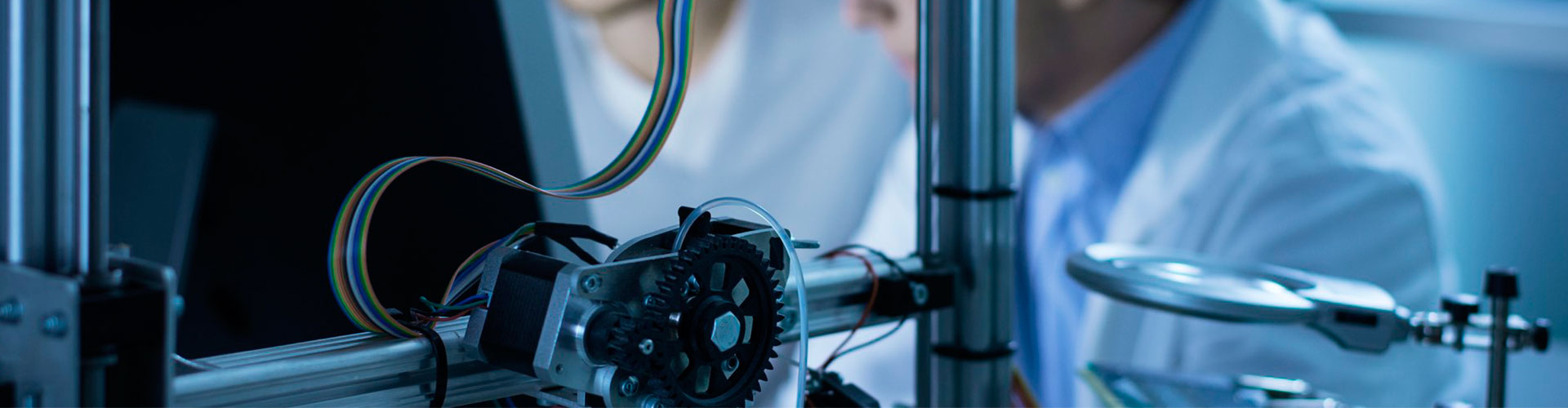 Momento Renovar mis equipos - Equipo de investigadores investigando en un laboratorio junto a equipos cientificos Momento Renovar mis equipos - Equipo de investigadores investigando en un laboratorio junto a equipos cientificos